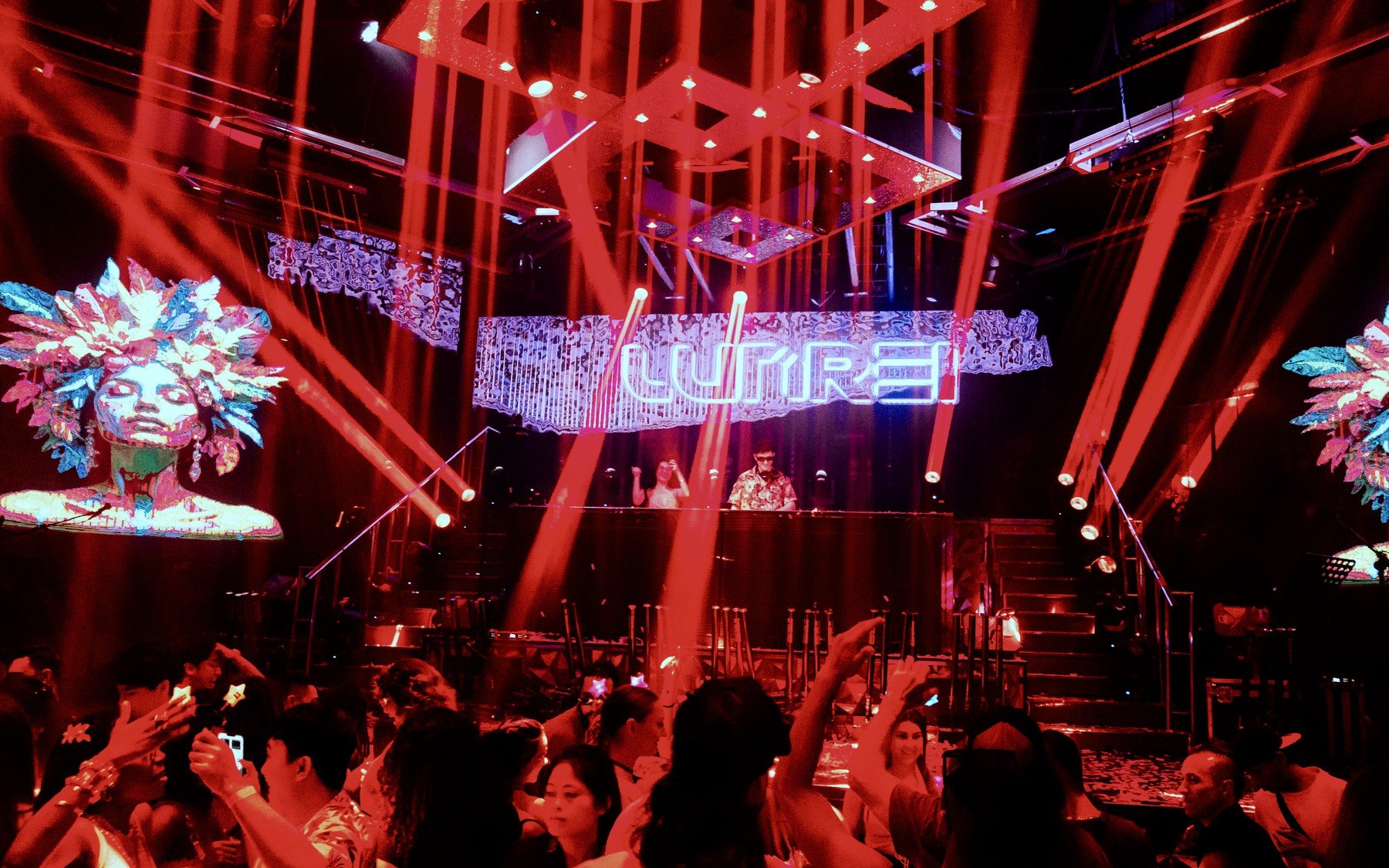 Para Club, Macau, under red lights