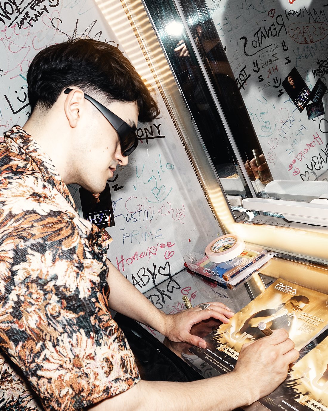 LUNREI signing a poster at Para Club, Macau