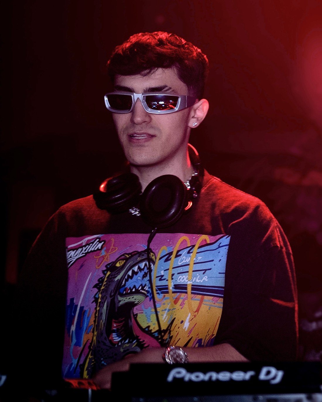 LUNREI at the decks under red light, facing the crowd